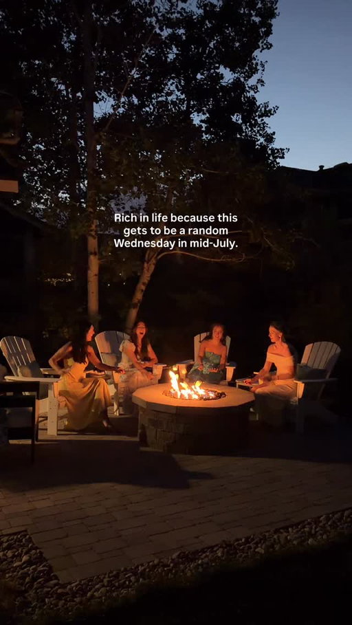 This and finally making your own s’mores for the first time (can you believe lol).

Seriously, there’s so much life and work going on right now. And while I’m grateful, I also need to remind myself that room to relax, make memories, and have a good belly laugh are just as important.

Cheers to the beeees @fearlesslyfoster @lifewithmelphillips @magic.bymallory 🐝