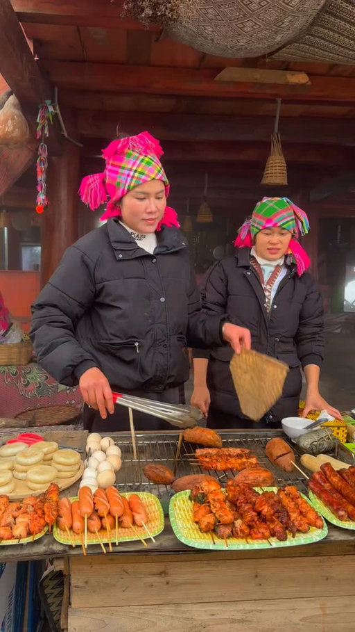Bawal sumuko… magba-barbecue pa tayo sa Sapa, Vietnam! 🔥🇻🇳

After nang nakakapagod na lakaran at pag-explore sa Fansipan, walang tatalo sa isang mainit na barbecue habang napapalibutan ng malamig na hangin at napakagandang mountain views. Grabe, parang mas sumasarap ang food trip kapag ganito ang setting.

Kung bibisita ka sa Sapa, huwag lang puro sightseeing. Isama mo rin sa itinerary mo ang barbecue experience na ito dahil isa ito sa mga moments na talagang magpapakompleto ng trip mo.

Sino ang gusto mong isama sa ganitong food experience? Tag them below! 👇🥩🔥

#FoodTripBaKamo #SapaVietnam #Fansipan #VietnamTravel #FoodTravel