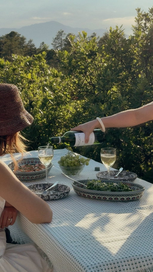 Golden hour picnic featuring @joelgottwines — this California Sauvignon Blanc has aromas of white peach, honeydew melon, guava, and passionfruit with citrus notes. 
It paired perfectly with a smoked salmon crostini and a lemon arugula salad. Try this for your next girls night or date night! #JoelGottPartner