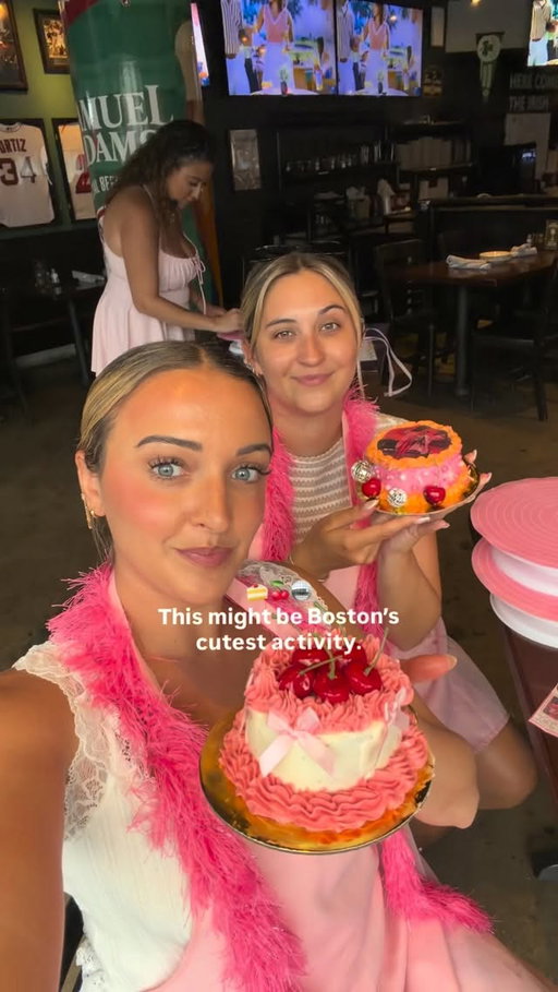 How cutieee! I highly recommend taking this cake decorating class by @thesugarconnectionbakeshop 🍰🍒🪩 It was the most fun & wholesome hour of my lifeeee. Our class was @harrystyles themed and we got to take home our creations! Thank me lataaaa.