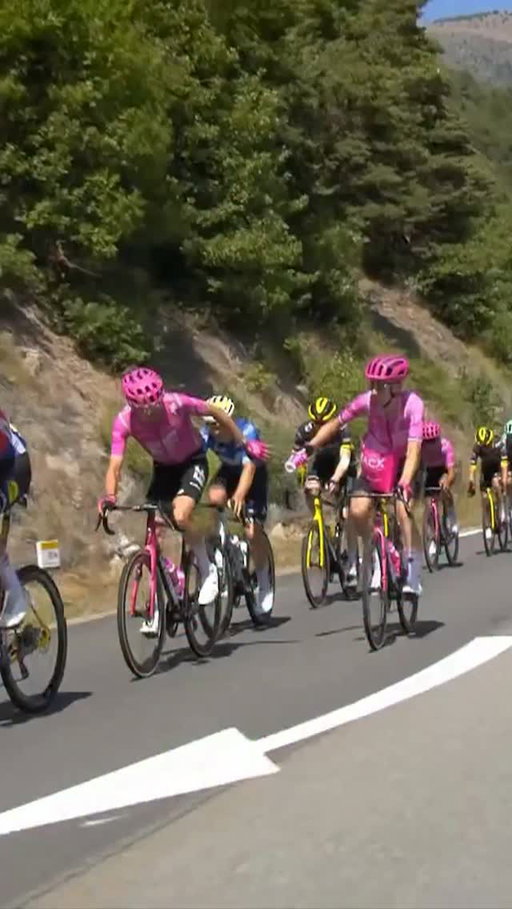 🤝 A fair play gesture from Raul Garcia Pierna, who gave Alex Baudin the water bottle that Sean Quinn hadn’t managed to pass to him.

🤝 Geste fair play de Raul Garcia Pierna pour donner à Alex Baudin le bidon que Sean Quinn n’avait pas réussi à lui transmettre.

#TDF2026 | @hautsdeseine