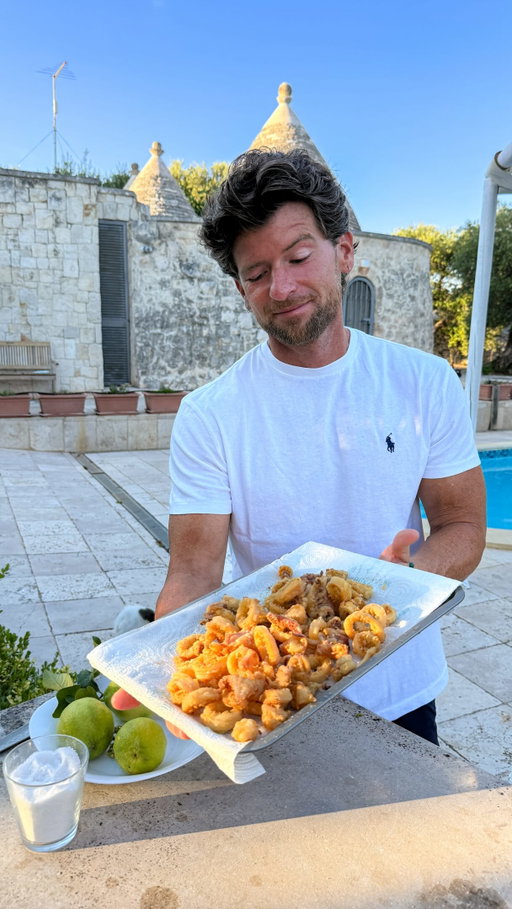 My wife says I make the best fried calamari, and fried calamari is the ultimate Italian appetizer! If you make it this way, it’ll taste just like the fried calamari in Italy🇮🇹 No heavy batter, no unnecessary seasonings, just light, crispy calamari with a squeeze of fresh lemon 🍋 

Recipe in the comments ⬇️