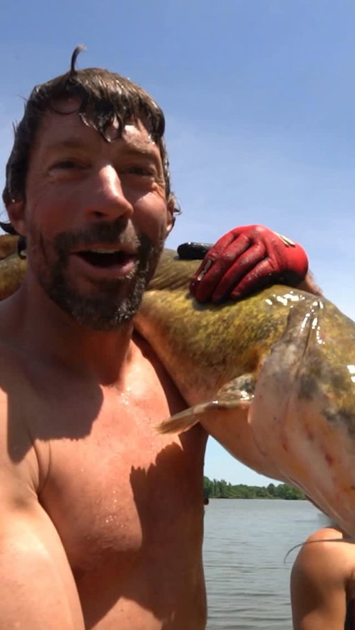 An Epic day catching Giant Catfish with @hannahbarron96 & @jeffbarron70 thanks to @bruntworkwear
