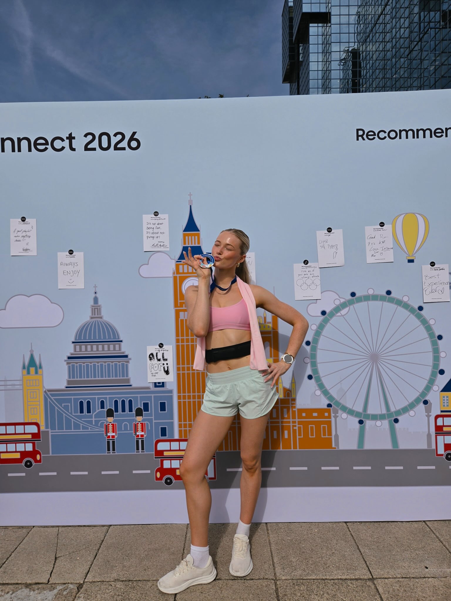 Ran a 5k in London with @samsungmobileusa !! Had the best time running alongside Team Galaxy and
tracking it all on my Samsung Galaxy Watch9 !! #GalaxyWatch9 #GalaxyZFold8 #SamsungHealth
#RecobythePros #SamsungPartner