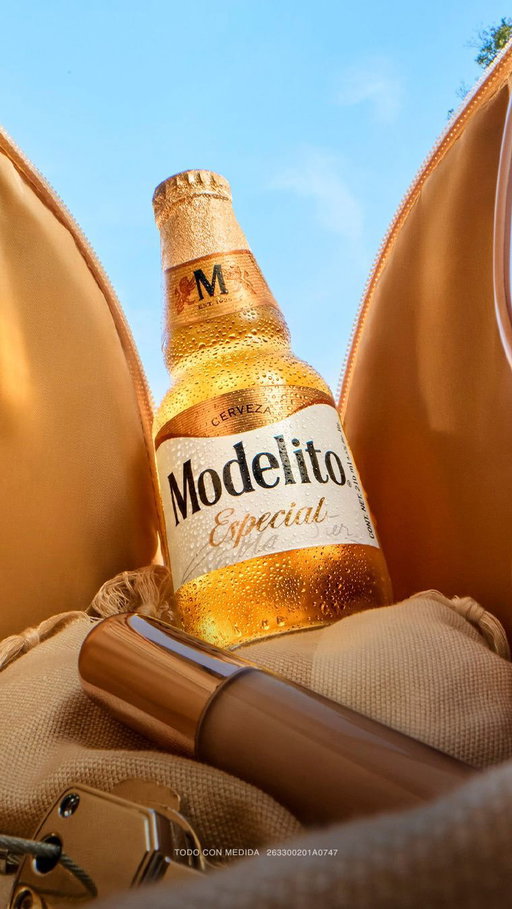 Hay campañas que intentan llamar tu atención y otras que consiguen algo mucho más difícil: despertar tu curiosidad.

Esta campaña de Modelo lanzando un nuevo formato hace exactamente eso. En lugar de esconder el problema de lanzar una botella diminuta en una de las avenidas con más publicidad del mundo... lo convirtió en la idea creativa.

En creatividad solemos intentar eliminar las limitaciones, pero muchas veces las mejores ideas aparecen cuando dejamos de luchar contra ellas y empezamos a utilizarlas a nuestro favor. La próxima vez que un brief te parezca imposible, prueba a hacerte esta pregunta: ¿Y si el problema fuera precisamente la idea?

Modelito, gran sabor en tamaño pequeño!

@cervezamodelomx

#Publicidad #Creatividad #Modelito #Modelo  #Innovacion