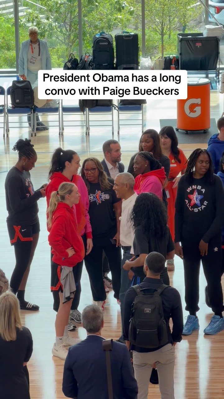 President Obama had a lot to say to Paige Bueckers 🤝

#symonewiththesports #wnba #womensbasketball #paigebueckers #wbb