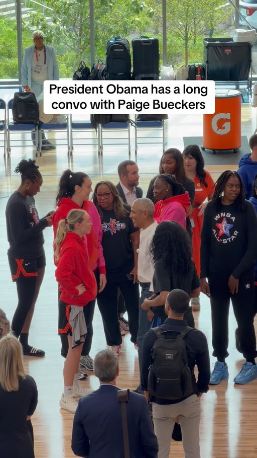 President Obama had a lot to say to Paige Bueckers 🤝

#symonewiththesports #wnba #womensbasketball #paigebueckers #wbb