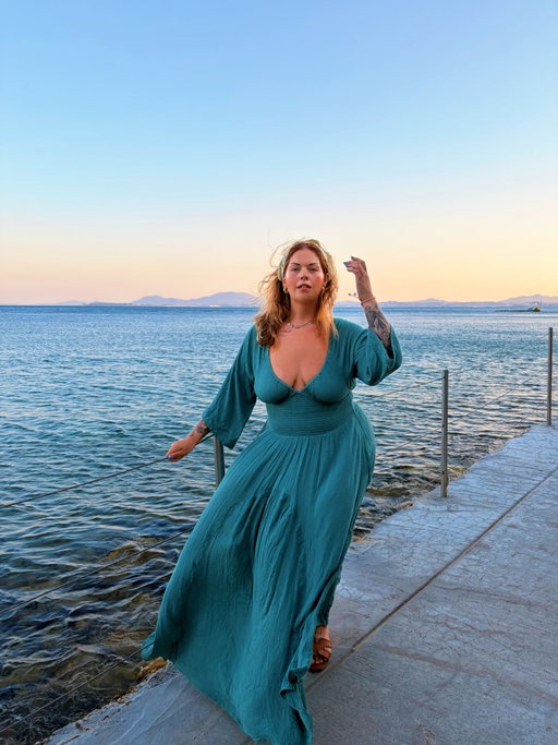 Living out my Greek, Donna from Mamma Mia, summer fantasy in this dress!! I felt amazing I can’t lie 🇬🇷🌊🌅
Legit couldn’t stop singing ‘I DON’T WANNA TALK 🙂‍↔️’ the entire evening I wore this 👹

Dress @freepeopleeu 
Sandals & headscarf @asos 
Necklace @sophieharleylondon (pr)

#plussize #plussizefashion #freepeople #corfu