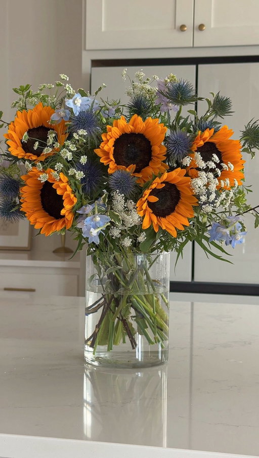A little sunshine for your day ✨

This beautiful bouquet from @odealarose made the whole room feel brighter.

#aestheticblog #mycomfortlifestyle #myeverydaymagic #mysafespace #homediaries