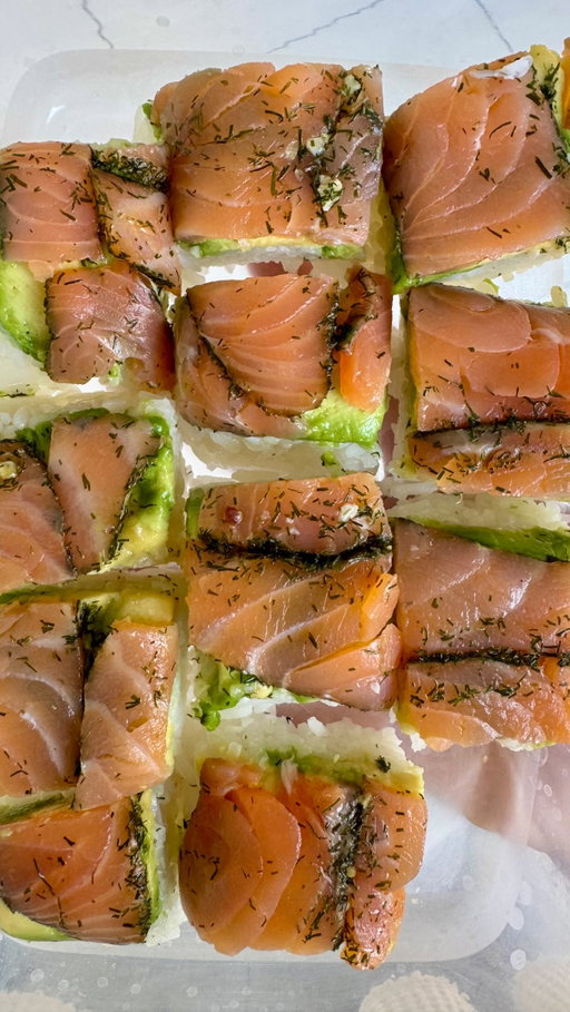 J’étais obligée d’essayer 😎 3 ingrédients et c’est tout ! 

100gr de saumon fumé ( assaisonné ou non ) , 1/2 avocat, et du riz blanc bien cuit ( riz à sushi ) 

C’était hyper facile , je suis bluffée !
