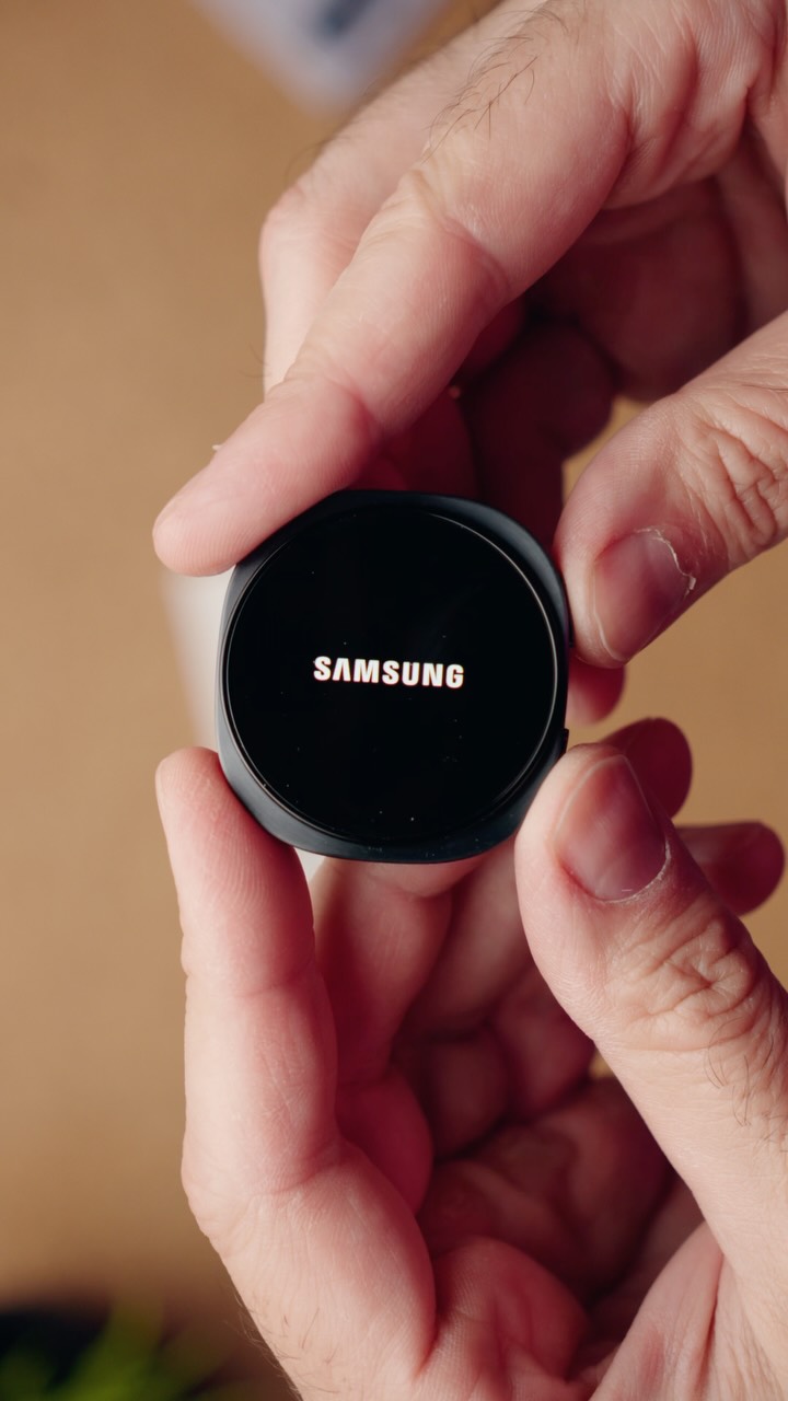 Samsung Galaxy Watch 9. Bigger battery new Qualcomm chip and same squircle design. Are you picking one up ? 

#samsung #galaxywatch #android #smartwatch