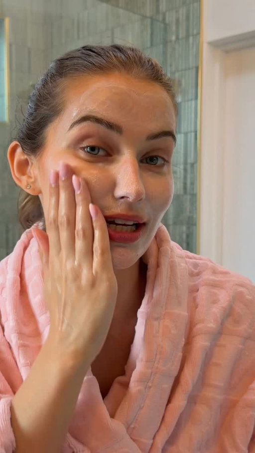 #RFPartner Thank you @rodanandfields for saving my chin. Never thought I would love a benzoyl peroxide serum this much but here we are! 

#acnetreatment #skincarejourney #breakouts