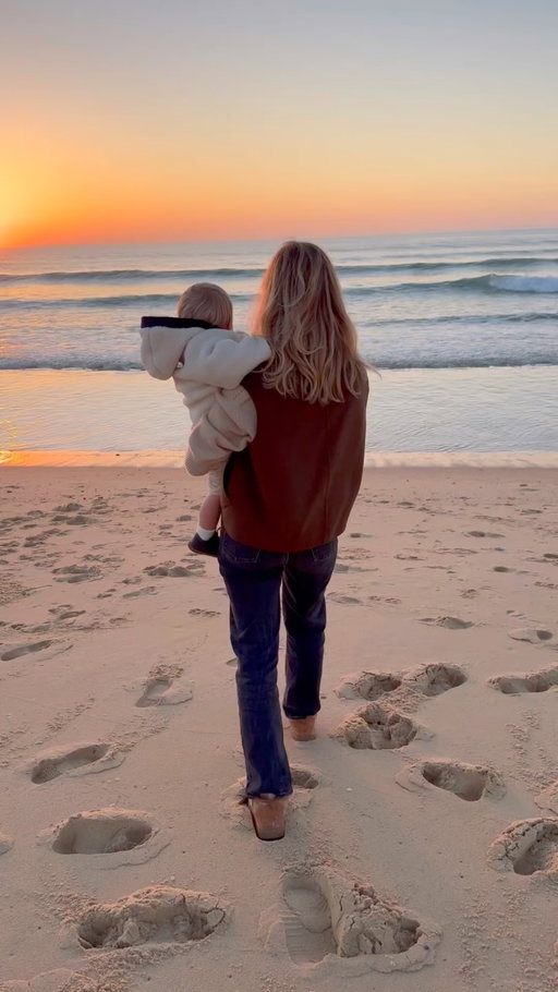 Notre bassin… là où nos deux bébés sont nés et grandissent… les premiers pas au bord du bassin, les premiers tour en vélo en forêt, les premières baignades à l’océan… 
J’ai le coeur en miettes de voir notre paradis sous les flammes 💔
Immense merci aux pompiers et aux forces de l’ordre de tout donner pour sauver nos souvenirs, nos terres… 😭