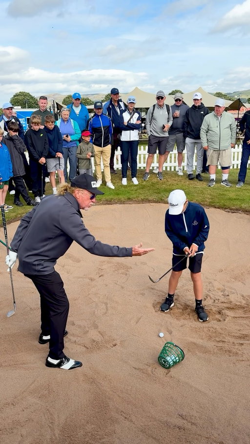 A lesson in ‘Spanish Hands’ from Miguel himself 🇪🇸👏

#SeniorOpen