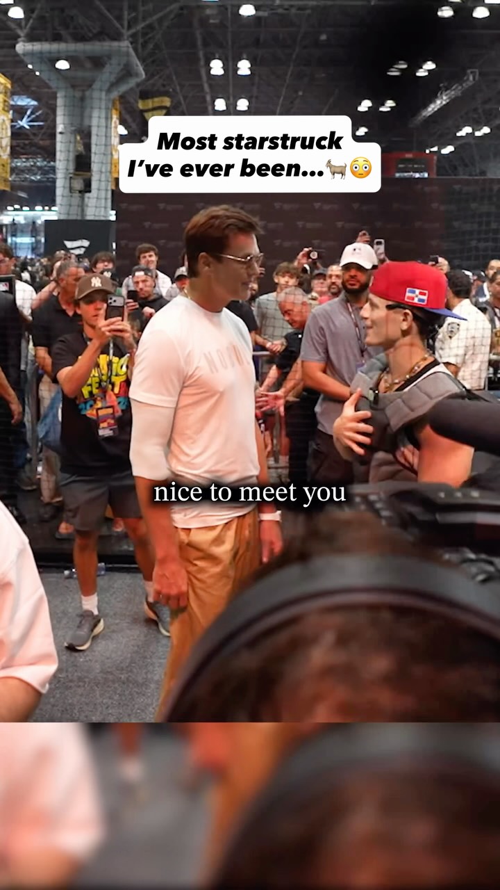 Wanted to ask Tom Brady about his baseball career but we were kinda rushed during the Fanatics Fest pitching challenge😅 Meeting Tom Brady had me the most starstruck I’d been since saying hi to Dustin Pedroia but we’ll be ready for the chance to run a full interview one day🐐Tom proceeded to throw 5 strikes in a row and just missed the golden ball and I think I did a pretty good job catching for him😎 #tombrady #quarterback #baseball #mlb #fanatics