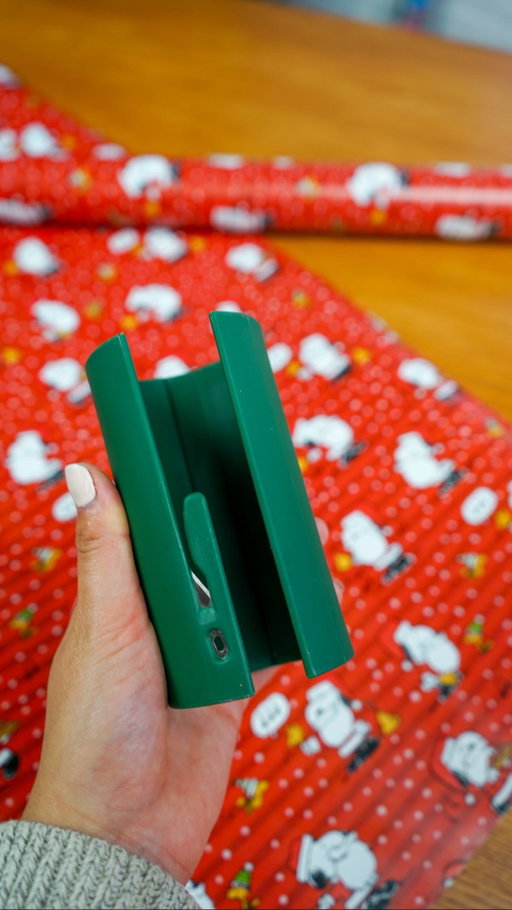 Gift wrapping made fun and easy! 🎁

#giftwrapping #littleelf #wrapping #invention