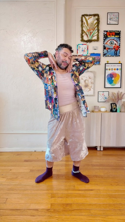 i love how easy it is to style long shorts 

these long boxing shorts are such a statement piece because they’re made of velvet

do you prefer longer or shorter shorts?

tank top @fang.nyc 
boxing shorts @randomidentities 
tekken 2 shirt @theshopyohjiyamamoto 
cherry speedy @louisvuitton 
accessories @loewe @studiocult.co 
hat @praying 
loafers @marcnolanofficial 

#longshorts #outfits #fashion #howtostyle