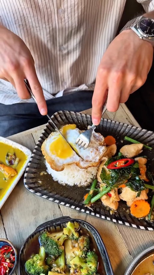 York’s food scene never disappoints… 🇹🇭

Every time we visit, we end up finding somewhere we’d happily travel back for, and @Phranakhonuk is definitely one of them! ✨

Tucked just around the corner from The Shambles, this Thai tapas spot is well worth adding to your York list.

Have you got any York recommendations for us next? 👇

#leedsbucketlist #yorklist #thaifood #visityork #foodies