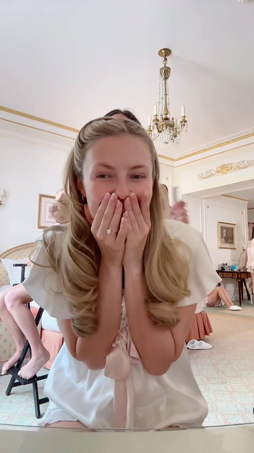 Vintage princess wedding hair! 👰🏼‍♀️🤍 thank you to the wonderful @gabygoldringhairstylist for making us all look beautiful and also for crawling under my dress to get my petticoat on! 🥲
#weddinghair #bridalhair #bridalhairstyle #weddinghairstylist #princesshair