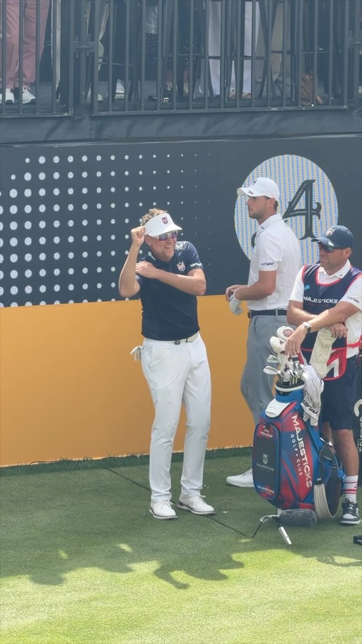 @ianjamespoulter pays homage to @johnstones5 at the party hole 😂

#LIVGolfUK