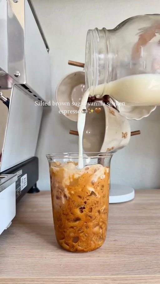 Salted brown sugar shaken espresso🤎✨

Recipe:

- 1-2 tsp brown sugar (using syrup from @drink.surrup )
- pinch of salt 
- double shot of espresso 
- 1 tsp vanilla bean paste 
- ice 
- milk 
- (optional) cold foam or splash of heavy cream 

Enjoy☕️

#shakenespresso #homebarista #coffee #lamarzocco #espresso