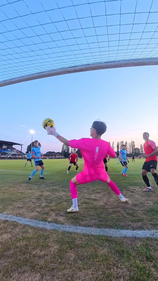 Reaction save 💪 New match kit by @theonegloveco 🔥#goalkeeper #goalkeepertraining #football #viral #reels