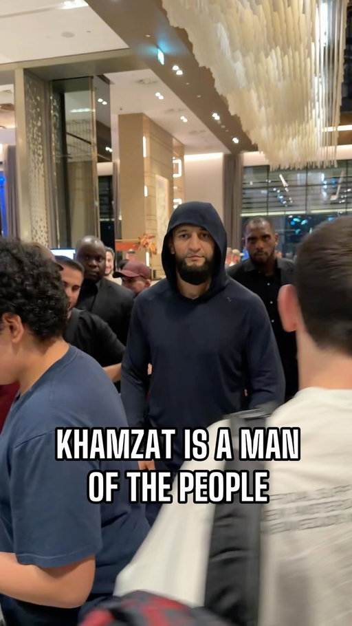 The Khamzat effect. Fans surround Chimaev for selfies as he leaves the UFC fighters’ hotel in Abu Dhabi 🇦🇪

Follow @RedCorner.MMA for more exclusive content ✅