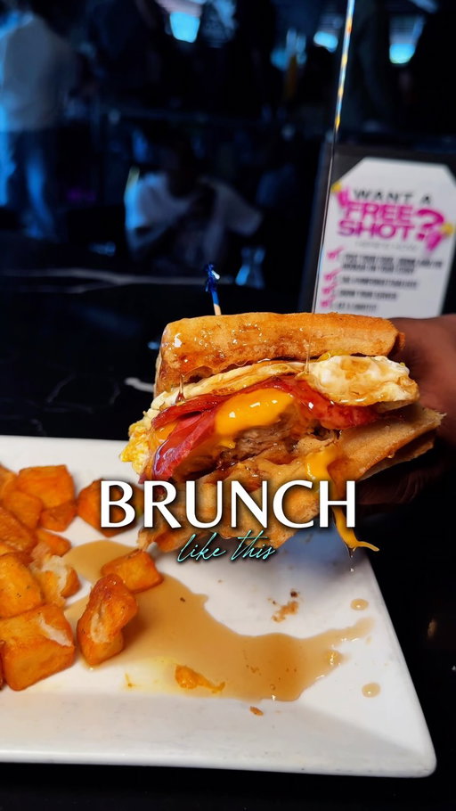 Brunch is supposed to be FUN and @unforgettablehtx understands that assignment! I stopped by to see what the hype was about and I was truly impressed. I’ve been looking for places to have brunch in Houston and I must say they know how to show you a good time! 
•
•
•
#houstonbrunch #brunch #sundayfunday #htx #houstonfoodies
