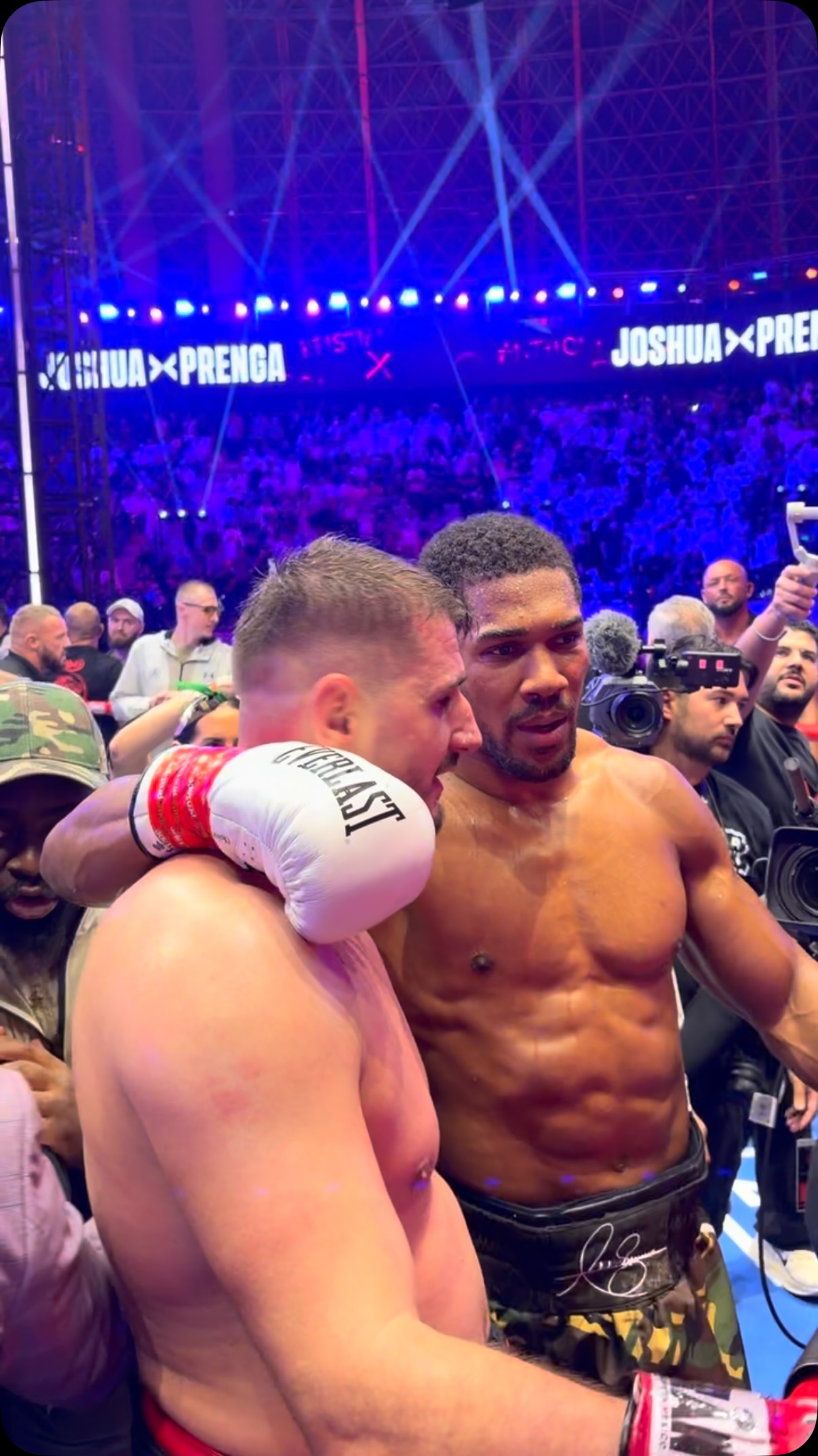 Anthony Joshua and Kristian Prenga embrace after battle 🫂

#JoshuaPrenga