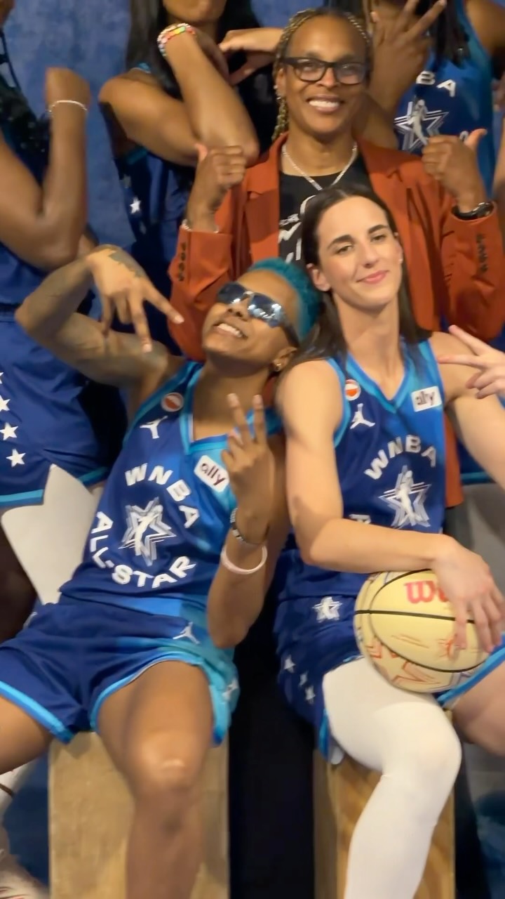 Team Spoon getting their 2026 All-Star portraits taken...uncut version 🤣

#WNBAAllStar2026 | @att