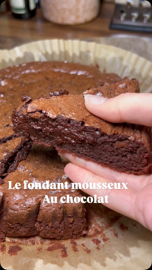 Fondant au chocolat mousseux

Et toi, quelle est la texture parfaite du fondant au chocolat ?

Ingrédients (pour un moule de 20 cm de diamètre) 

- 200 g de chocolat noir (65–70 % cacao)
- 120 g de beurre doux
- 100 g de sucre cassonade
- 40 g de sucre blanc
- 4 œufs 
- 40 g de farine
- 1 c. à café de vanille liquide (facultatif)
- 1 pincée de fleur de sel 

Cuisson :
Four préchauffé à 170 °C : 16 minutes
Le bord doit être pris, le centre encore tremblotant. 

Enjoy ❤️

#chocolate#chocolatcake#fondantauchocolat#recipe#instafood