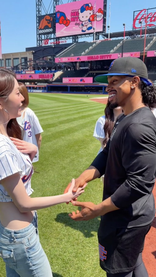 IVE 🤝 Lindor 🎤⚾️ #IVE #Mets