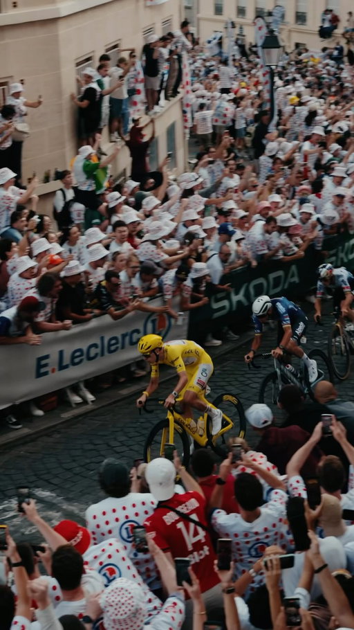 Battle of the giants! 😱

Bataille des géants !😱

#TDF2026 

📹 : A.S.O. / @jennifer.lindini