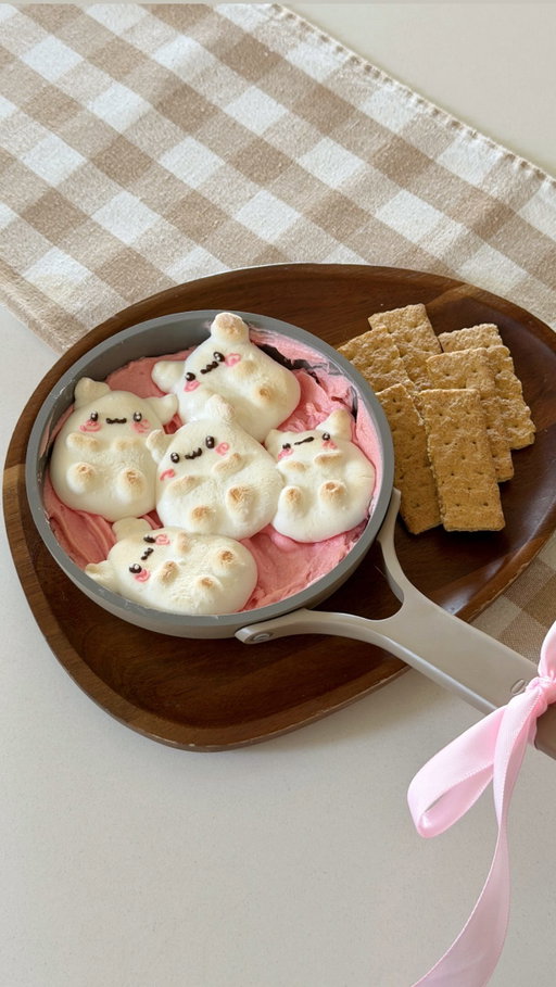 Let’s make Hanamaruobake S’mores Dip with @sanrio using strawberry white chocolate and marshmallows from scratch 💕🤍 

#Ad #Sponsored #Hanamaruobake #SanrioPartner