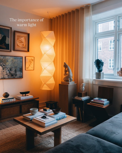 Do not underestimate what changing the bulbs of your lamps to a warmer temperature, can do for your space. It’s (pun intended) day and night. 
.
.
.
#cozyinteriors #apartmentherapy #interiordesign