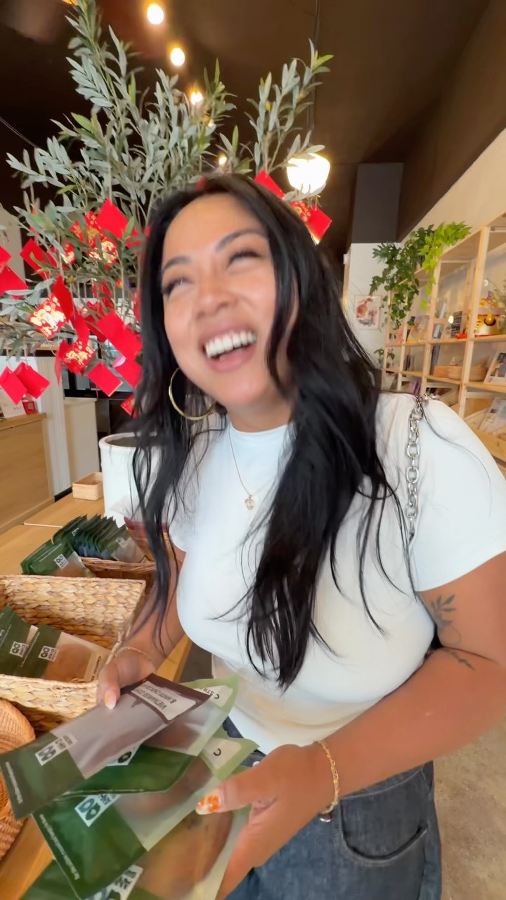 heard about @ohanhoi famous fried banana cookie so obviously i had to come in and try it for myself 😭🍌🍪

a vietnamese-american bake shop right here in seattle’s historic japantown, bringing together nostalgic flavors with their own twist. everything looked sooo good and you already know i gotta support my people!! 🤎 definitely add this spot to your seattle foodie list!

@cidseattle #seattle