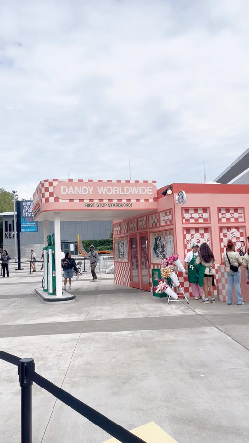 The line said it all. 👀☕ Starbucks × DANDY was worth the hype! Exclusive merch, giveaways, and such a fun event. 💚 
📍 Climate Pledge Arena
⏰ 12–8 PM
Thanks for invite @dandyworldwide @starbucks @youneedmc