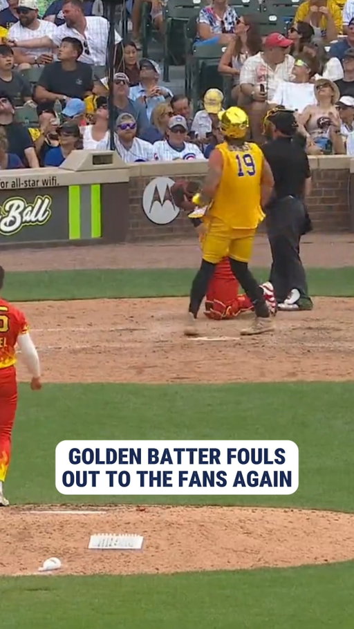 Dan Oberst fouled out to the fans THREE TIMES this weekend in Chicago, including two times as the Golden Batter 😅

#bananaball #savannahbananas #baseballplayer #mlbnews