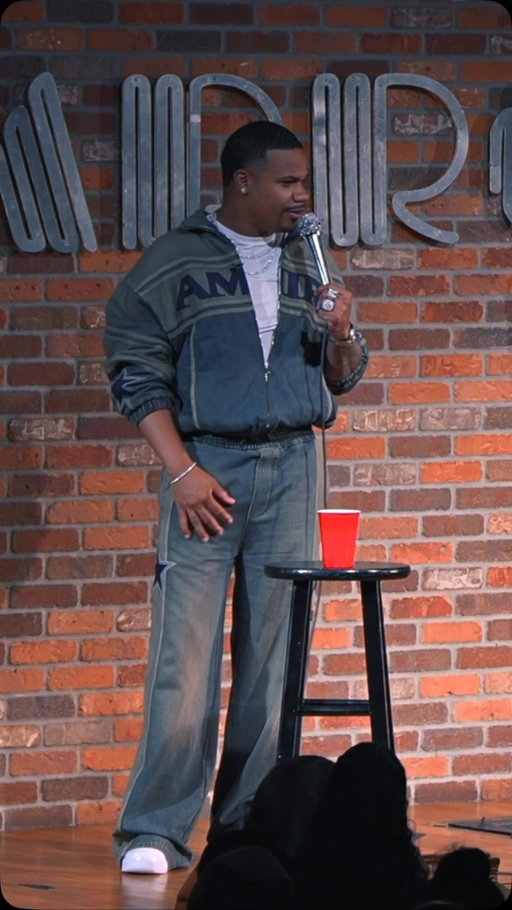 FLIP PHONE!!!!! I had to do it 😂😂😂😂😂😂😂😂😂😂😂😂😂😂 #standupsundays #crowdwork 

@dshearesjr & @1andrewrose 🎥