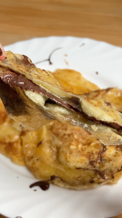 Rice paper banana with chocolate (but why is mine not crispy 🥹)

Is good tho hahahahaha #bananawrap #ricepaper