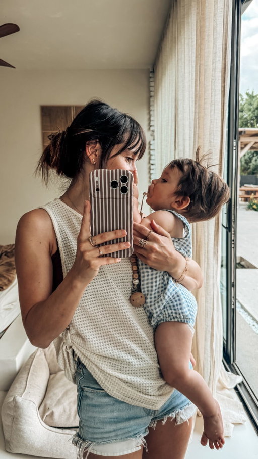 Parce que dans la vraie vie, il y a des périodes, et vous les vivez en temps réel avec nous sur les réseaux au moment où on les vit. Des moments où certaines choses passent au premier plan, et d’autres où on accepte de ralentir…
Avec l’arrivée d’Andrea, notre priorité, ma priorité a changé. On a fait le choix de profiter au maximum de ses premiers mois, ses premières années avec nous. 
Parce qu’on le sait : ces moments-là eux ne reviendront jamais. Ces 3 premières années passent tellement vite, et j’ai envie de les savourer à 1000%. J’ai envie d’être présente, de créer des souvenirs dans un lieu qu’on a idéalisé, de profiter de ce que petite étape. Parce qu’on ne vit cette période qu’une seule fois. Parce qu’on a construit/rénover cette maison, exprès pour ça : y fonder notre famille ✨💛

Est-ce que vous aussi vous avez mit certains côtés de projet en devenant parents ? Soyez fiers de vous 🙌🏼💪🏼
____________
#travauxmaison #renovationmaison #viedefamille #maternite #slowlivingmovement