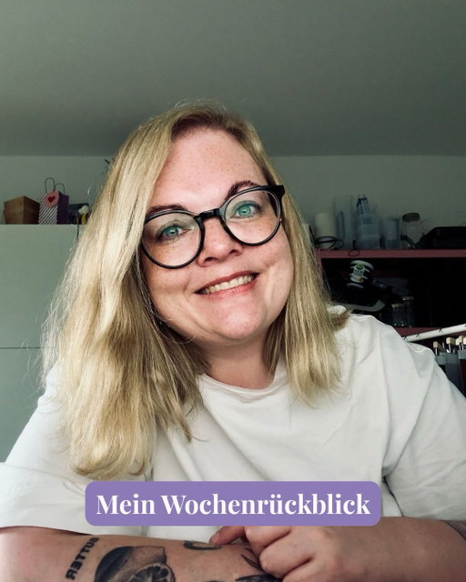 Huch, ist schon wieder ne Woche vorbei?! Ich sag es ehrlich – wettertechnisch war es meine liebste Woche des Sommers bisher! 😅 Allen Neuen ein herzliches Willkommen hier. Schön, dass ihr da seid! 🫶🏻

1. Diese Frau saß sehr viele Stunden am Schreibtisch und hat ganz viel geschafft in der letzten Woche. Dafür nicht so rasend viel erlebt und hier ist nicht so viel passiert... 😅
2. Einmal Ehrenfeld, immer Ehrenfeld! ✌🏻
3. Kommt mal in mein Alter, dann freut ihr euch auch, wenn eure Venen reibungslos funktionieren! Check! ✌🏻
4. Hausi ist mein Lieblingsprôt @protvonalex – und liegt hier in der neuen Kühlkammer in Mülheim. Wenn der Arzttermin um die Ecke ist, muss ich in der neuen Backstube doch mal vorbei gucken. Seht ihr auch in meinem letzten Reel! 👉🏻
5. Direkt gegenüber liegt @moxxa.caffe_im_carlswerk – Zeit für Käffchen und ein bisschen Beratung.
6. Hab Bohnen für Cold Brew mitgenommen und noch nen Käffchen auf die Hand ☺️
7. Auto zur Inspektion gebracht, quer durch Kalk gelaufen und einen prima Arbeitstag mit @diejungskochenundbacken verbracht ❤️
8. Auf Empfehlung hier gestoppt und leckerstes Gebäck gemampft @baeckerei.hesterbrink 🥐
9. Lunch-Runde bei @feinrippundgold – das Ossobuco-Sandwich bleibt mein Favorit! 😮‍💨
10. Klar, erst mal Spaghetti-Eis von @schmelzundbohne hinterher – Haselnuss ist mein Favorit! 🍨
11. Ja, auch im Belgischen gibt es noch @protvonalex – da wird nur nicht mehr gebacken. Musste noch ein Hausi fürs Wochenende mitnehmen! ☺️
12. Habe Kuchen gebacken! Marmorkuchen mit dieser unfassbar tollen französischen Butter und mit französischem Mehl. Köööstlich! 😍

Liebe Grüße vom Schreibtisch und bis nächste Woche! 🙋🏼‍♀️