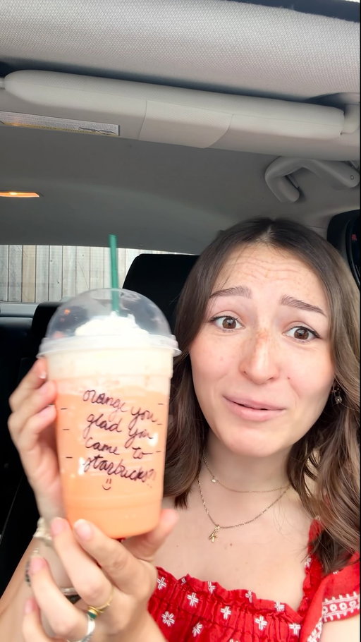 hey can i get a drink that tastes like summer? 🧡🍊Orange Cream Drinks have arrived!
—
vous avez quelque chose qui goûte l’été? 🧡🍊 Les boissons à la crème à l’orange sont arrivées!