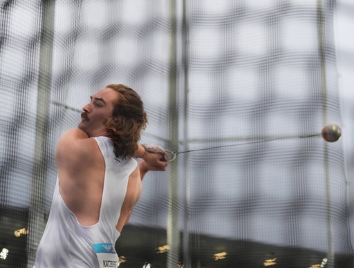 𝗘𝗧𝗛𝗔𝗡 𝗞𝗔𝗧𝗭𝗕𝗘𝗥𝗚 𝗪𝗜𝗡𝗦 𝗚𝗢𝗟𝗗! 🥇🇨🇦

From silver in Birmingham to gold in Glasgow.

Ethan Katzberg is a Commonwealth Games champion after setting a new Commonwealth Games record of 80.97m to win the men’s hammer throw.

—

𝗘𝗧𝗛𝗔𝗡 𝗞𝗔𝗧𝗭𝗕𝗘𝗥𝗚 𝗥𝗘𝗠𝗣𝗢𝗥𝗧𝗘 𝗟’𝗢𝗥! 🥇🇨🇦

De l’argent à Birmingham à l’or à Glasgow.

Ethan Katzberg est champion des Jeux du Commonwealth après avoir établi un nouveau record des Jeux du Commonwealth de 80,97 m pour remporter le titre au lancer du marteau masculin.

📸: @kellermans.lens