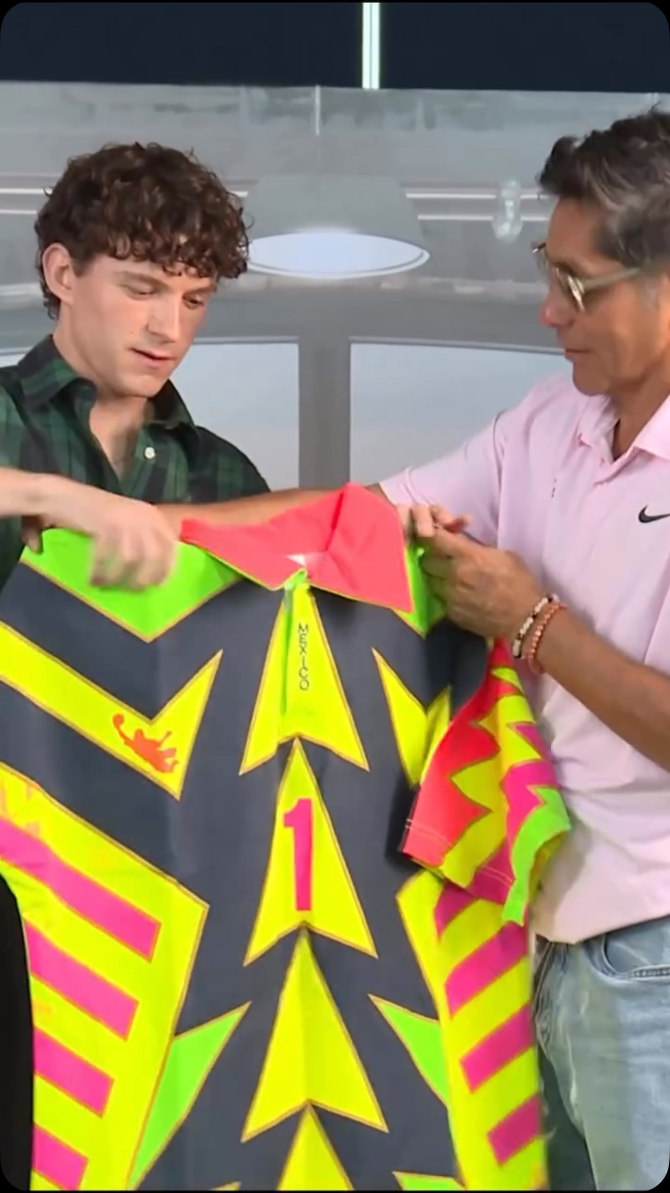 Spider-Man 🤝 Jorge Campos

Jorge Campos gifted Tom Holland a copy of one of the goalkeeper shirts that he not only wore but designed.