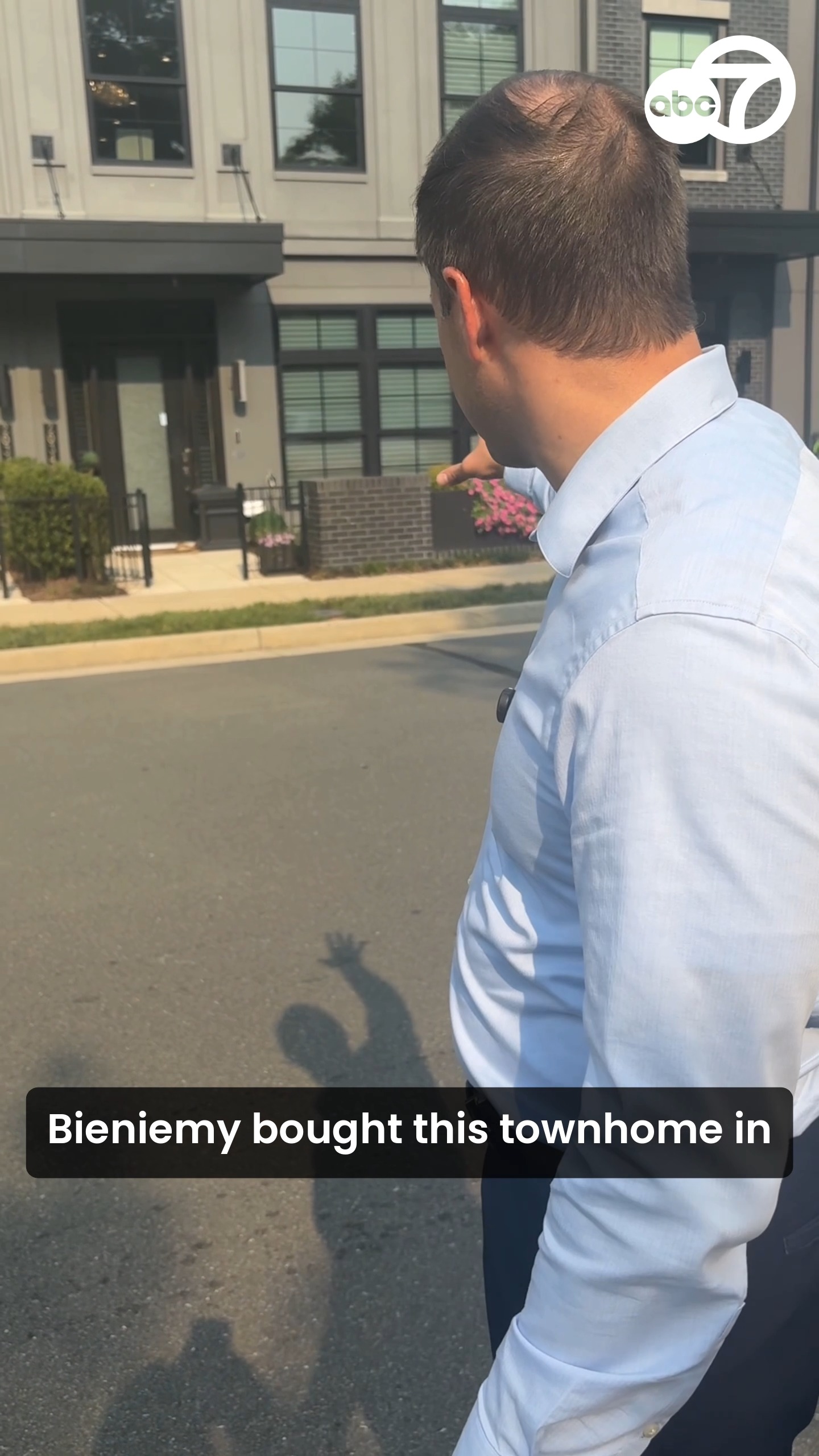 Cell phone video shows a large law enforcement response after the shooting of former Washington Commanders and current Kansas City Chiefs offensive coordinator Eric Bieniemy's wife in Loudoun County.
Read more at the link in our bio.

#kansascitychiefs #EricBieniemy #LoudounCounty #chiefs #lawenforcement