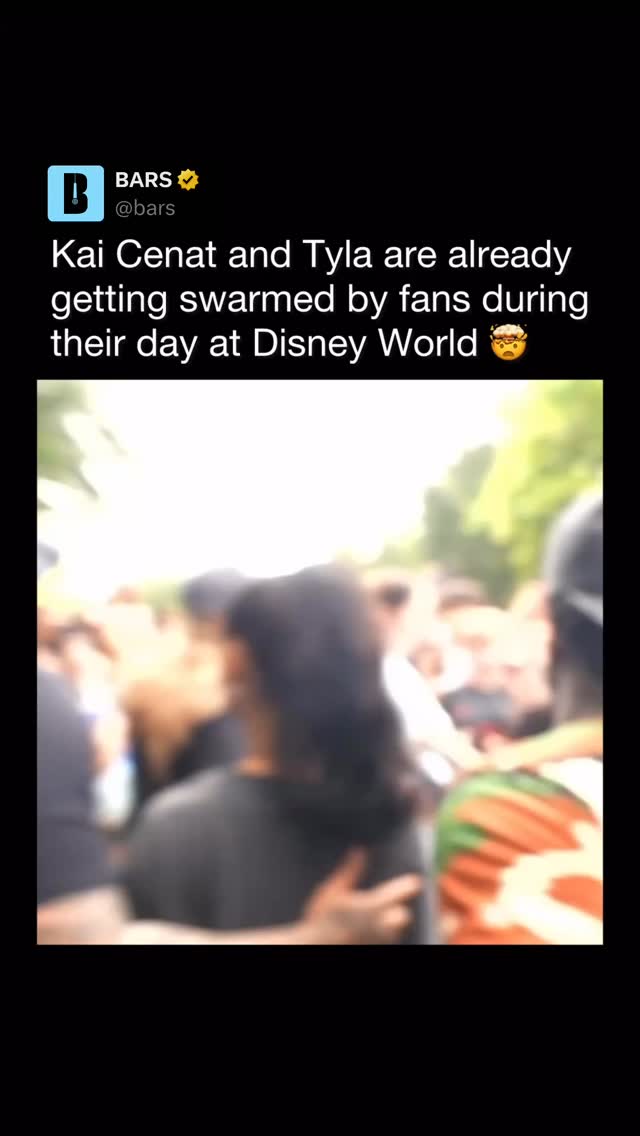 Kai Cenat and Tyla instantly got swarmed by fans during their trip to Disney World 🤯