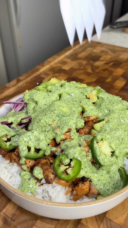 SAVE THIS ‼️ Smoky Chicken Thighs w a Green Goddess Sauce 🤯 (recipe 👇🏽)

Announcements:
✅ Want to lose weight without eating bland boring food? My digital cookbooks include 180+ high-protein recipes with calories and macros included and are 50% off rn and ! Grab yours on my website today 😊
✅ OR Comment “cookbook” and I’ll send you the link! (Macros and Calories Included) 💪🏽
✅ I developed new seasonings for everyday cooking! @spicexseasoning OUT now! 👀 

Macros per serving rice NOT included 3 tbsp sauce per bowl (makes x3): approx. 536 calories | 59g P | 2g C | 21g F

Ingredients:
2lbs boneless skinless chicken thighs 🍗 
2 tsp @SpiceXseasoning Daily Blend 🧄 
1 tsp Onion powder 🧅 
1 tsp Smoked paprika 🌶️ 
1/2 tsp Chicken Seasoning 🐓 
1/2 tsp dried oregano 🌿 
2 tbsp olive oil 🫒

For the green dressing:
1 full bunch cilantro 🌿 
1 garlic clove 🧄 
1 small onion 🧅 
Juice of 1-2 lime 🍋‍🟩 
1/2 cup light mayo
1/2 cup light sour cream
Salt & pepper, to taste 🧂 
1-2 tsp honey (optional) 🍯 
4 tbsp olive oil 🫒 (not shown but add it trust me)
(Taste as you go and adjust to your liking )

To assemble:
White rice 🍚 
Cucumber 🥒 
Purple onion 🧅 
Avocado (optional) 🥑 
Jalapeños (optional) 🌶️ 

If you want weekly recipes and discounts straight to your email inbox every Sunday then comment “newsletter” 😌📧
.
.
.
.
#icekarim #healthyrecipes #easyrecipes #mealprep #quickrecipes