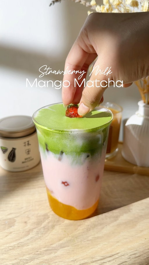 Strawberry Milk Mango Matcha 🍓🥭🍵 this combination was so good! approved by my hubby 🤭 

Recipe

40 g Mango Puree
20 g strawberry puree 
115-120 ml milk (i used oatmilk)
4 g matcha
50 ml milk

🍵 of the day ✨ @molimatcha_ph ✨

#matcha #matchatea #matchalover #matchalatte #mangomatcha 
strawberry matcha, mango, matcha addict, matcha at home, homecafe, aesthetic, homebody