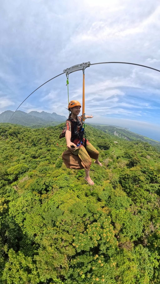 來台東千萬不能錯過這個行程！
全台唯一面山望海的樹冠高空滑索

📅 預約行程請洽 @juhufarmstay
📍 地點：竹湖山居自然生態休閒農場
☎️ 電話：089 832 383
ℹ️ 其他注意事項：
500公尺滑索，體重限制20公斤至85公斤
900公尺滑索，體重限制40公斤至110公斤

Visiting Taitung? Don’t miss this! Taiwan’s only treetop zipline with mountain and ocean views.

📅 Bookings: @juhufarmstay
📍 Location: Zhuhu Mountain Homestay Eco Farm
☎️ Phone: 089 832 383
ℹ️ Notes:
500m zipline — weight limit 20–85kg
900m zipline — weight limit 40–110kg